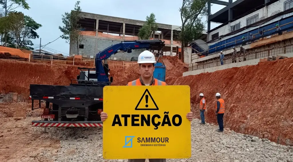 Técnico com equipamento PDA realizando ensaio de prova de carga dinâmica em canteiro