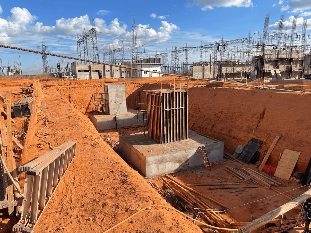 Escavação profunda com fôrmas e armadura próxima a subestação elétrica para fundações e contenções