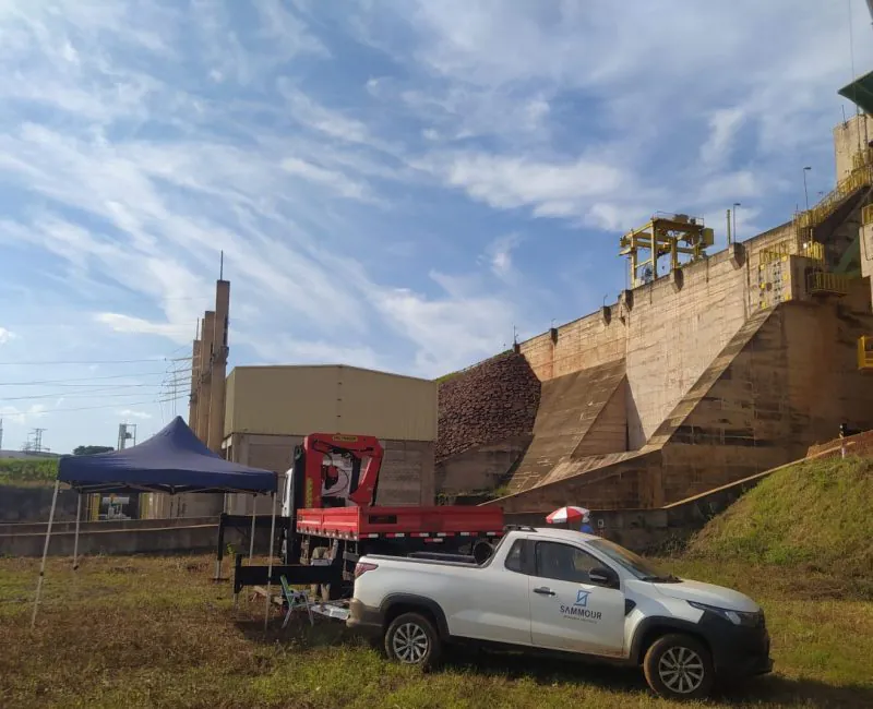 Tenda Sammour com pickup e caminhão guindaste em barragem para ensaio geotécnico
