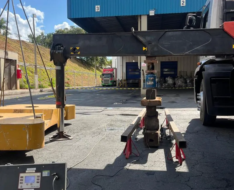 Estrutura de reação para prova de carga estática PCE sendo içada por guindaste