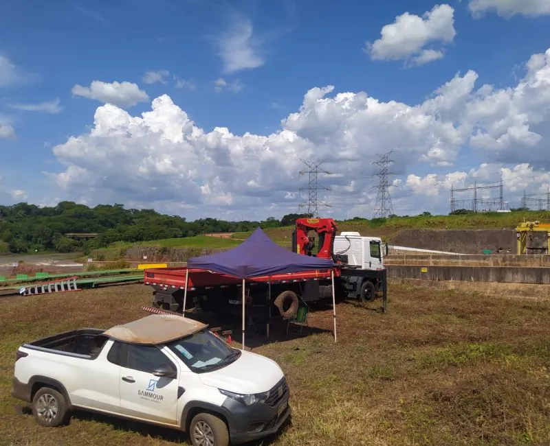 caminhonete e caminhão em obra