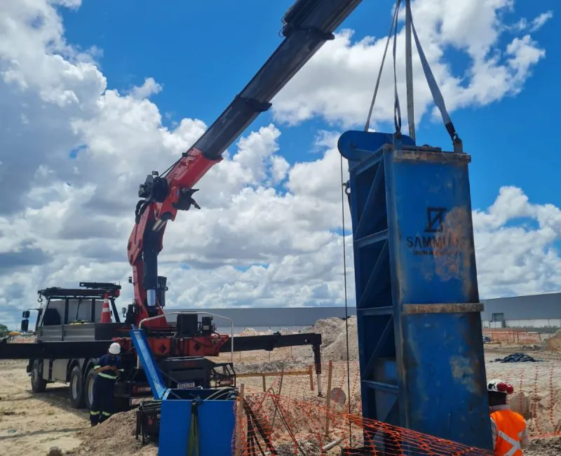 Técnico operando equipamento de ensaio geotécnico em canteiro de obras Sammour