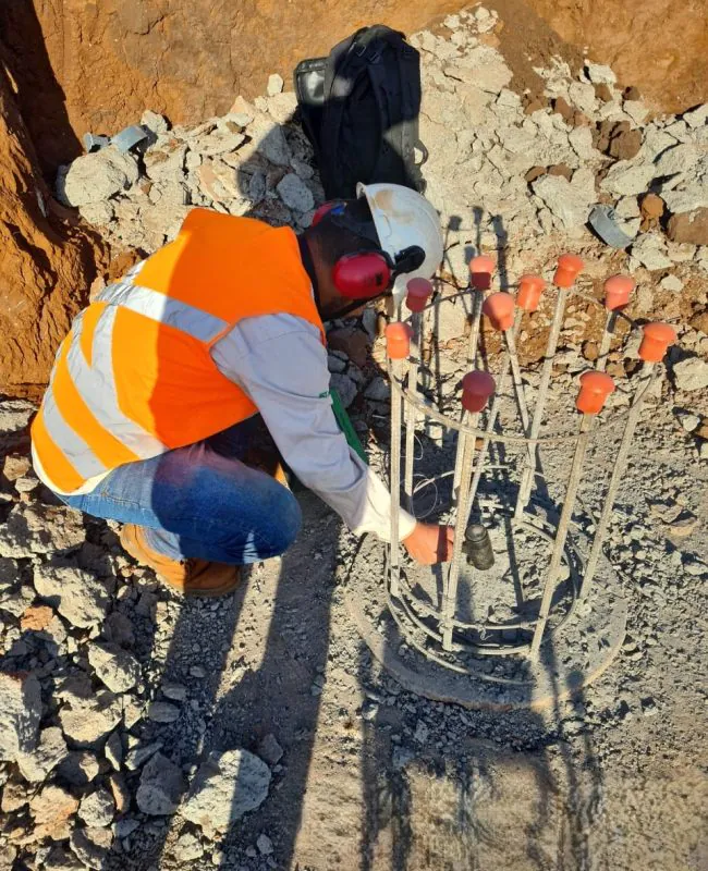 Vista geral de canteiro de obras com equipamentos de ensaio geotécnico Sammour