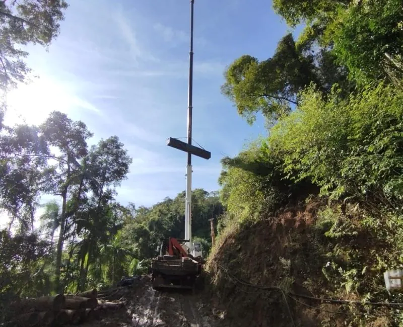 Equipamento de cravação de estacas e estrutura de reação em canteiro de obras