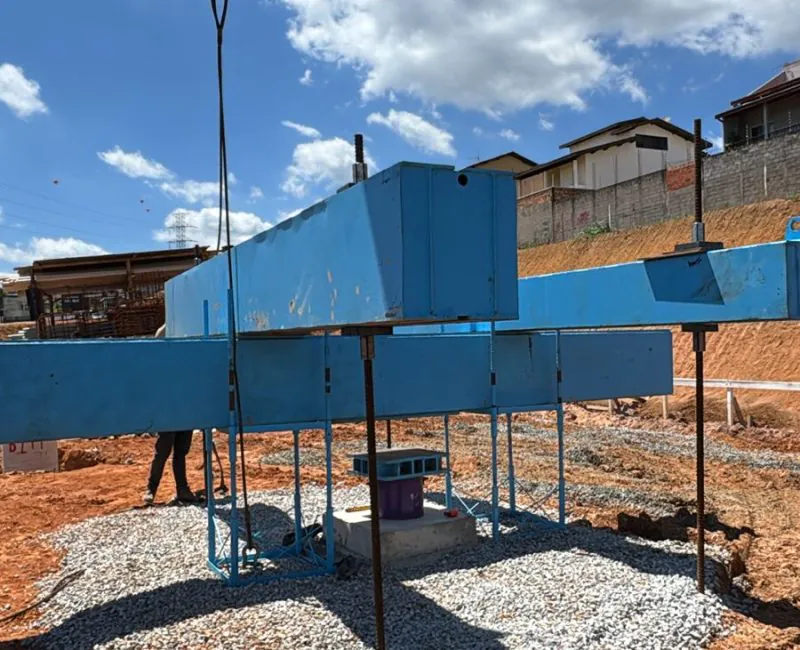 Equipamento Pile Driving Analyzer PDA com container azul Sammour e canteiro ao fundo