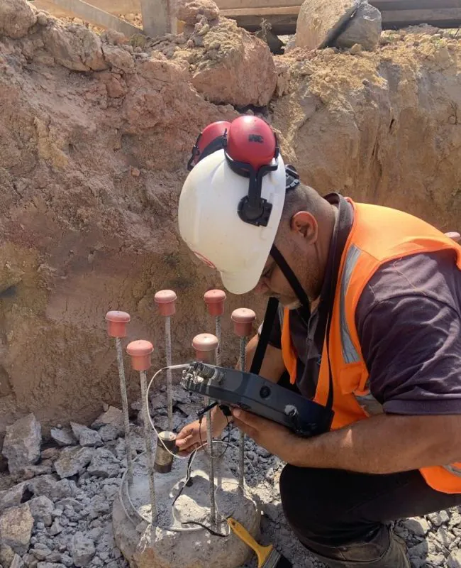 Equipamento de cravação de estacas com guindaste e técnico em canteiro de obras