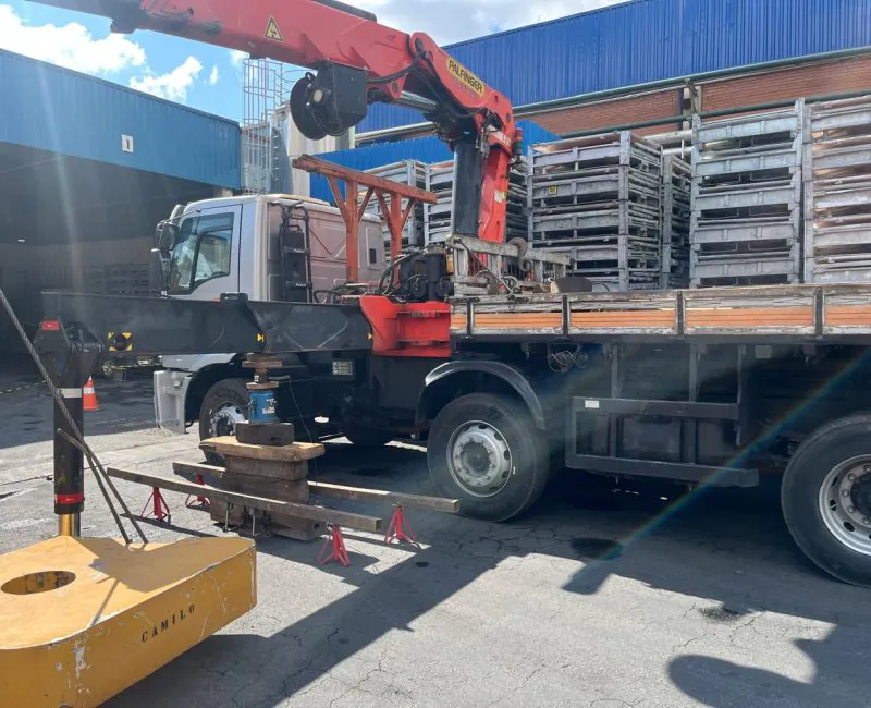 Caminhão guindaste com blocos contrapesos e equipamento de ensaio de placa Sammour