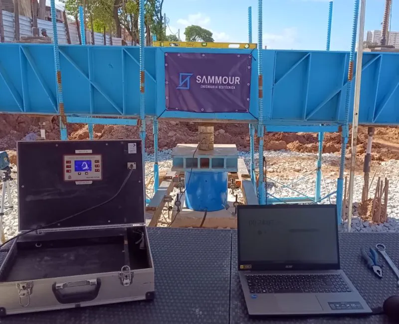 Engenheiro Sammour com projeto de fundação laudo geotécnico e equipamento topográfico