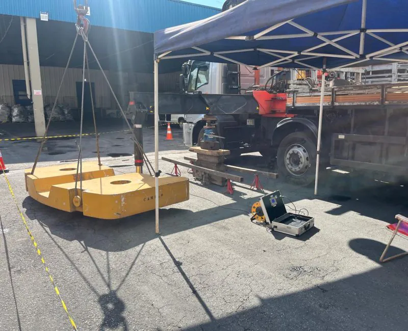 Blocos de concreto contrapesos e equipamentos para ensaio de placa no solo