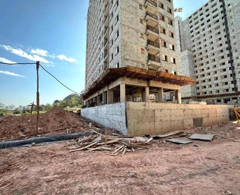 Estrutura de contenção em concreto armado em edifício com fundações e contenções