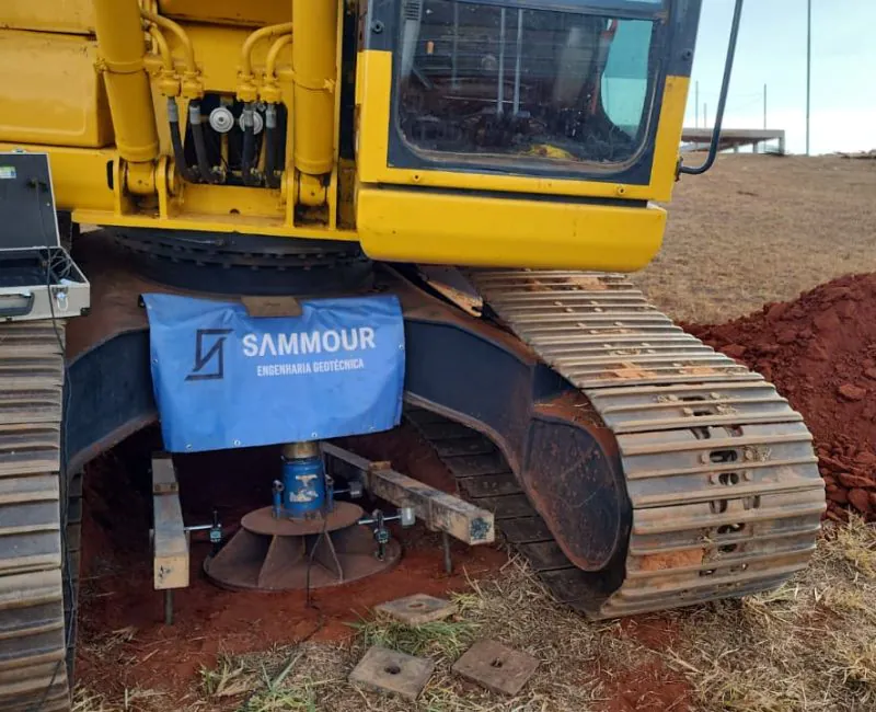 Escavadeira com equipamento de ensaio geotécnico Sammour em canteiro - case geotécnico