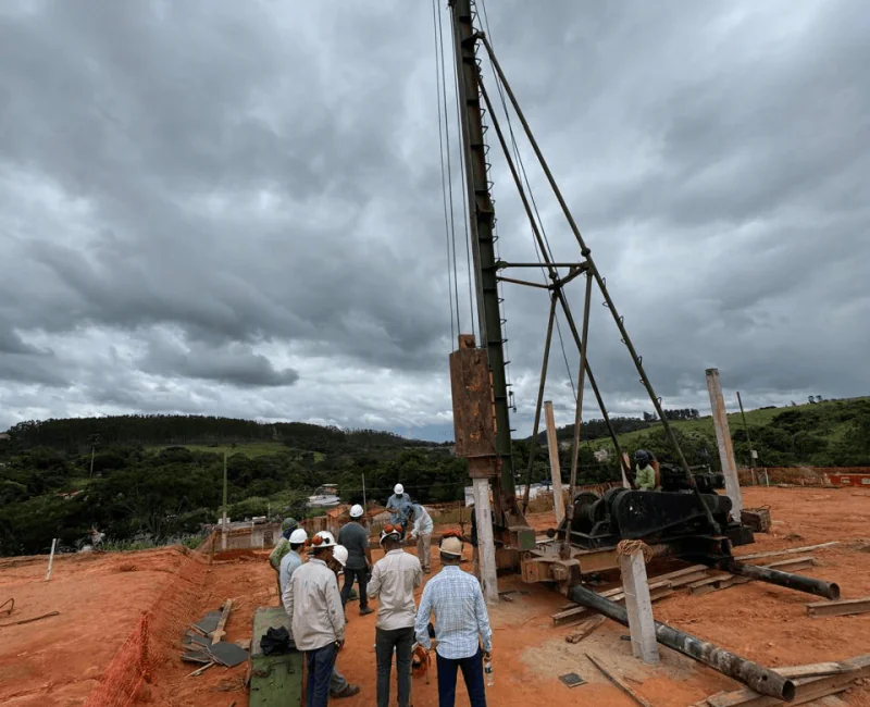 Torre de bate-estacas em campo aberto para execução de fundações e contenções